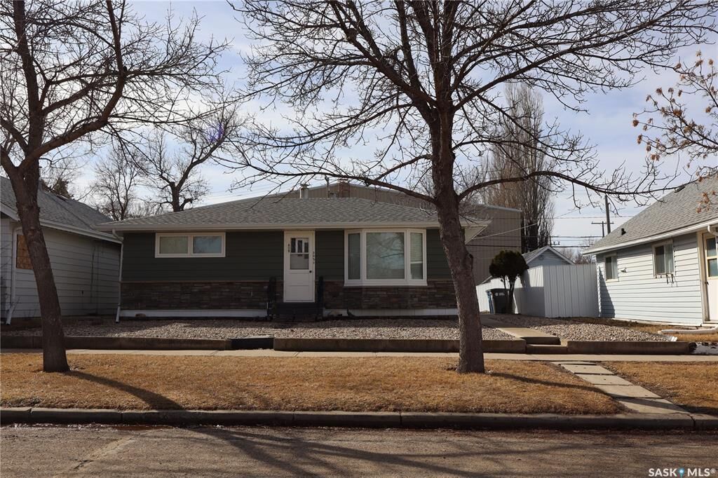 Property Photo:  302 3rd Avenue E  SK S0H 0B0 