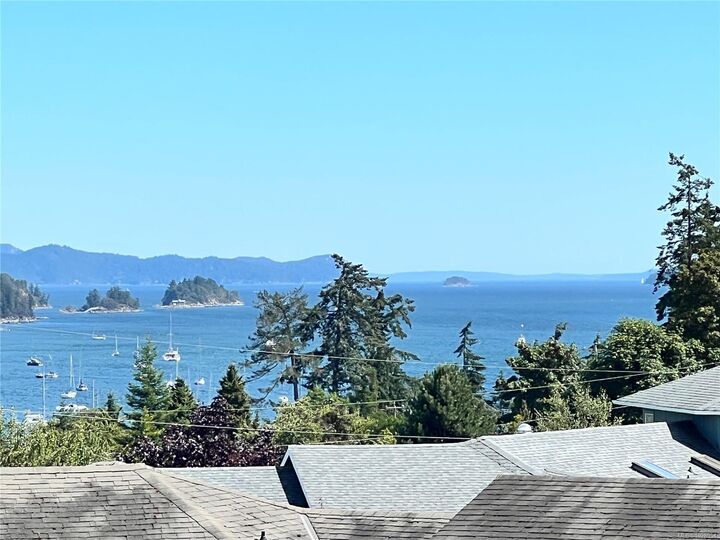 Property Photo: 130 Corbett Rd #3 BC V8K 1T2