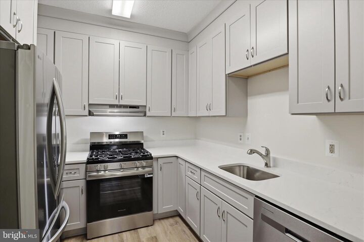 Property Photo:  1704 Lake Shore Crest Drive 16  VA 20190 