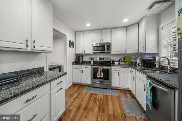 Property Photo:  202 Leeds Court E  VA 20186 