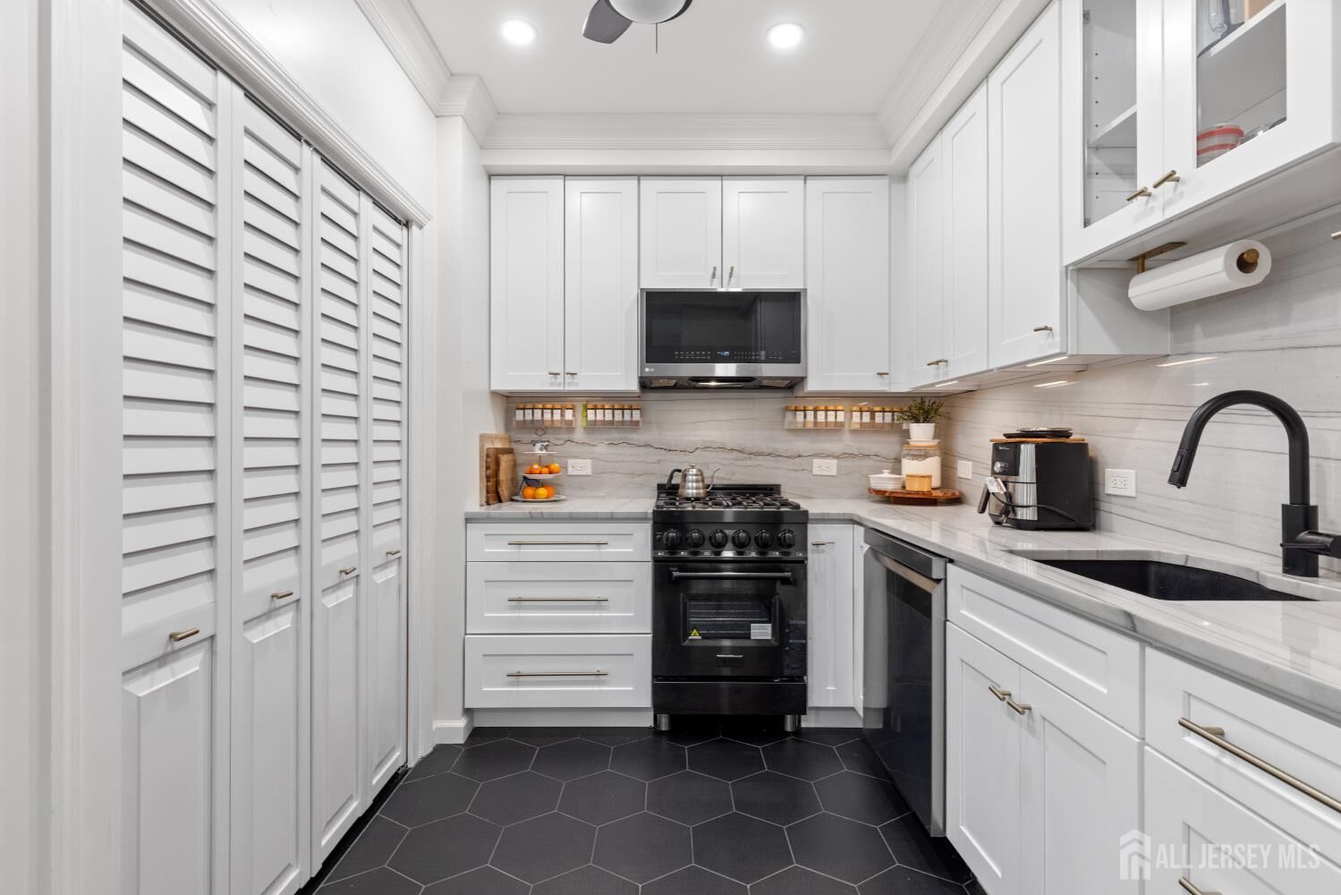 Property Photo:  91 Coles Street 1  NJ 07302 