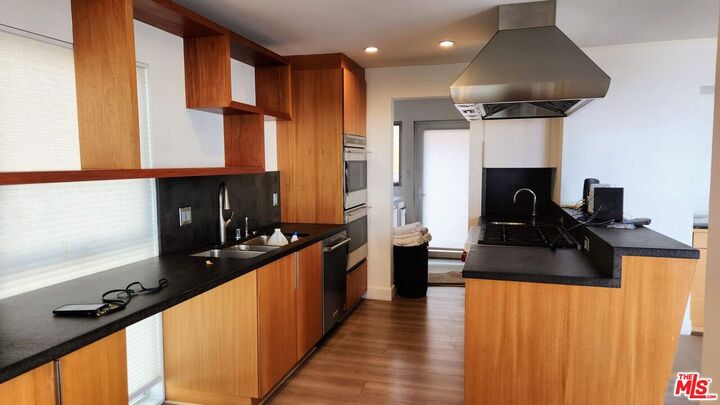 Property Photo: 7008 Vista Del Mar Ln CA 90293