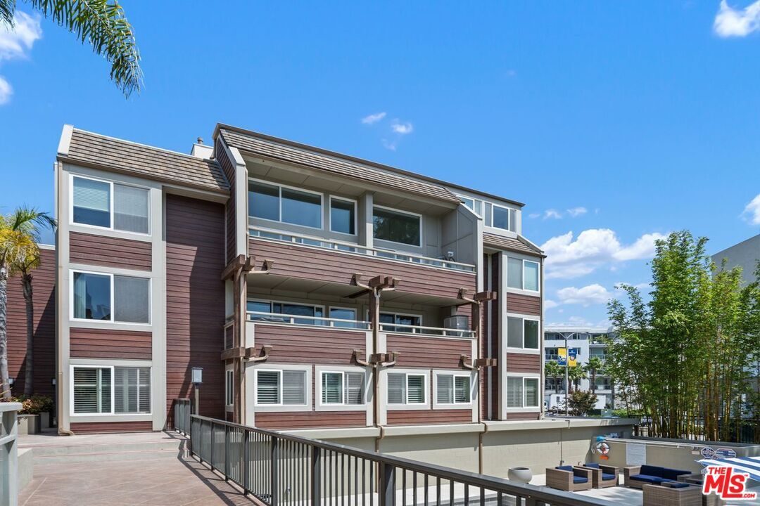 Property Photo:  4200 Via Dolce  CA 90292 