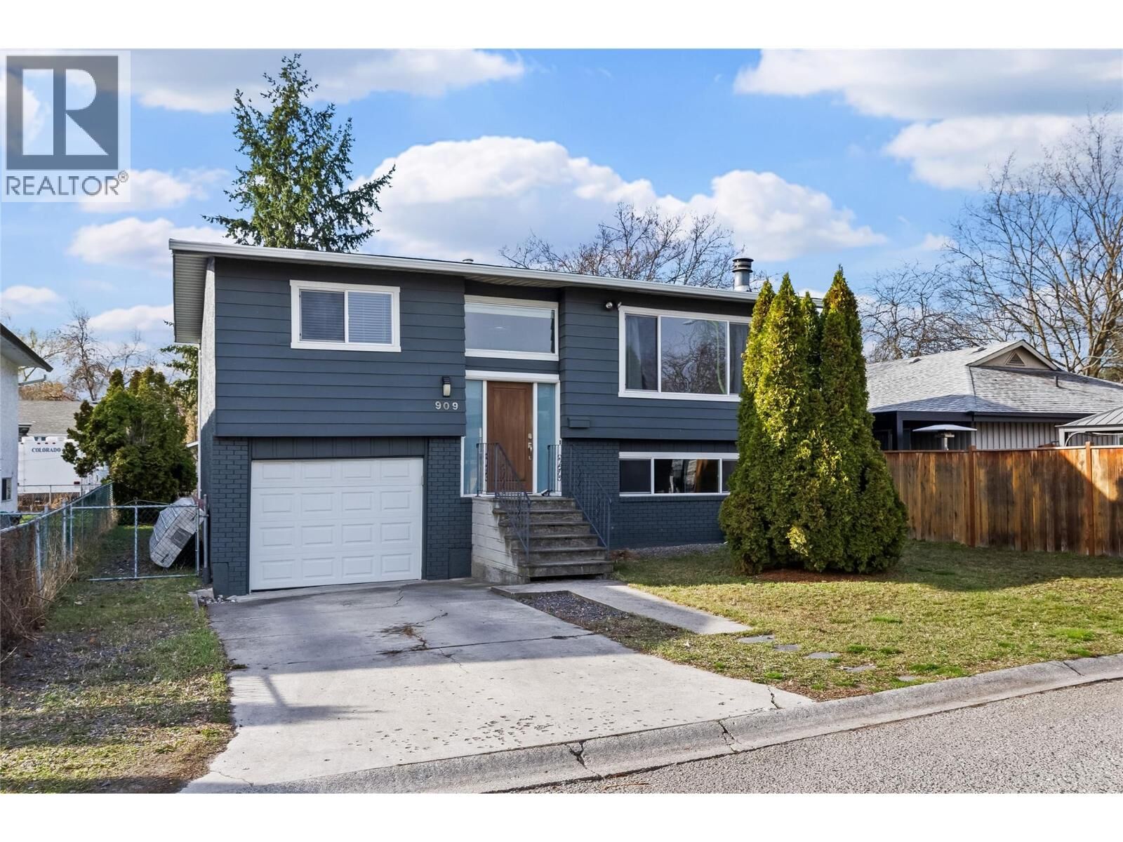 Property Photo:  909 Grenfell Court  BC V1Y 8C5 