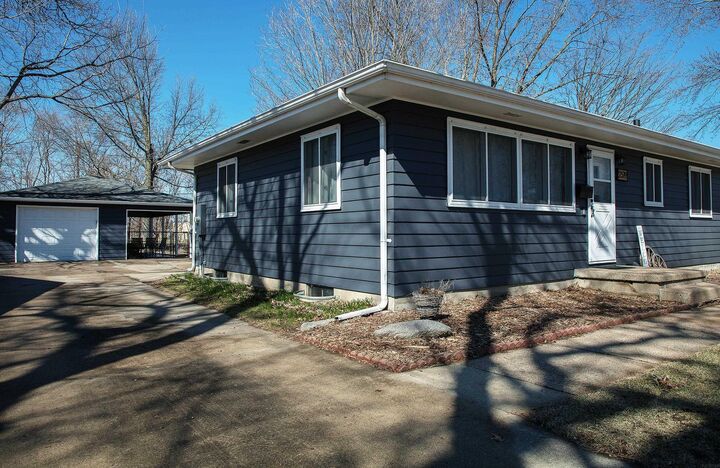 Property Photo:  2519 Valley Park Drive  IA 50613 