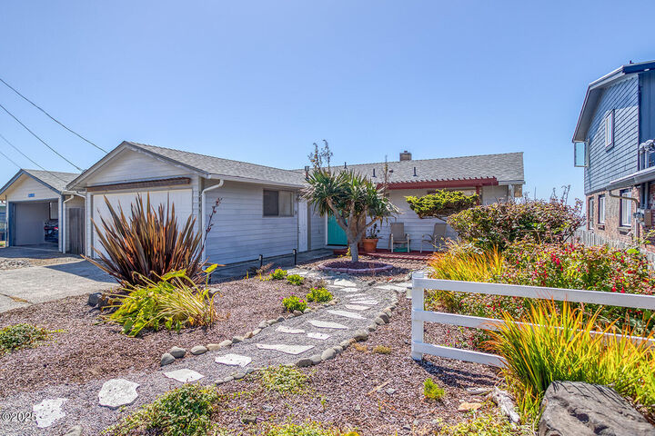 Property Photo:  3845 NW Jetty Avenue  OR 97367 