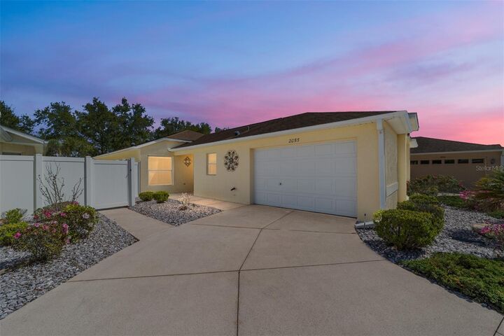 Property Photo: 2055 Hydrangea Avenue FL 32162