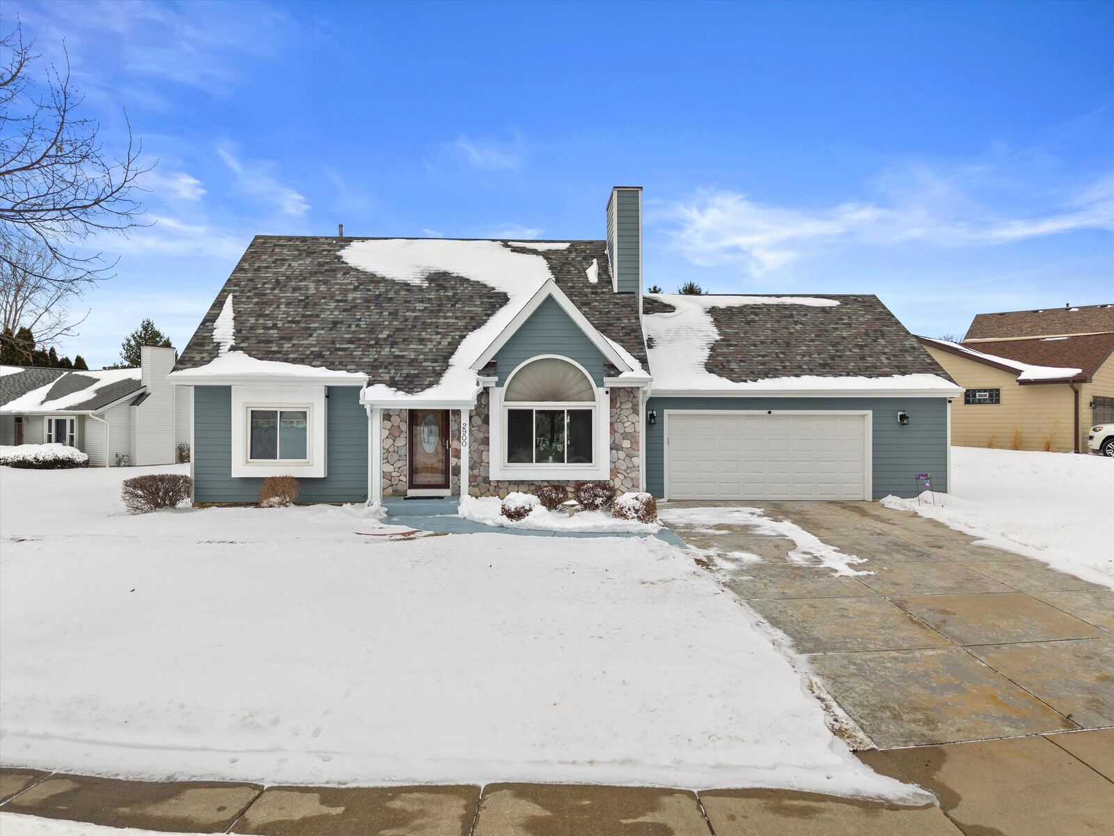 Property Photo:  2900 E Honeysuckle Dr  WI 53154 