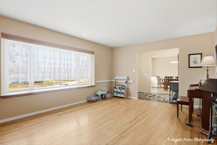 Property Photo:  916 Essex Court  IL 60050 