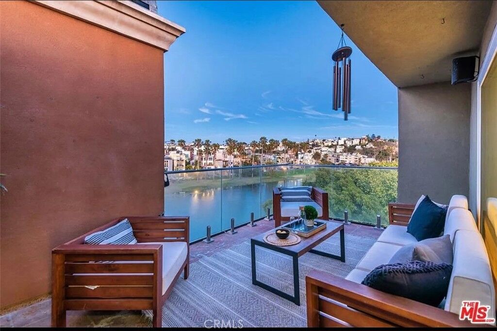 Property Photo: 6400 Pacific 311 CA 90293