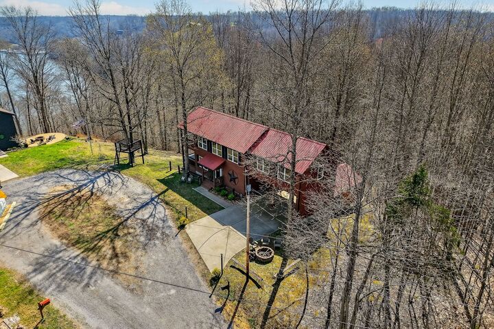 Property Photo:  300 Crest Dr  TN 37166 