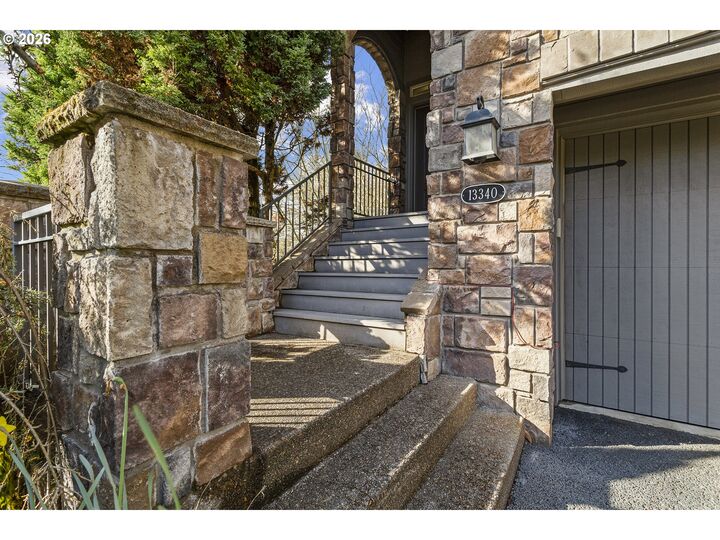 Property Photo: 13340 Auburn Ct OR 97035
