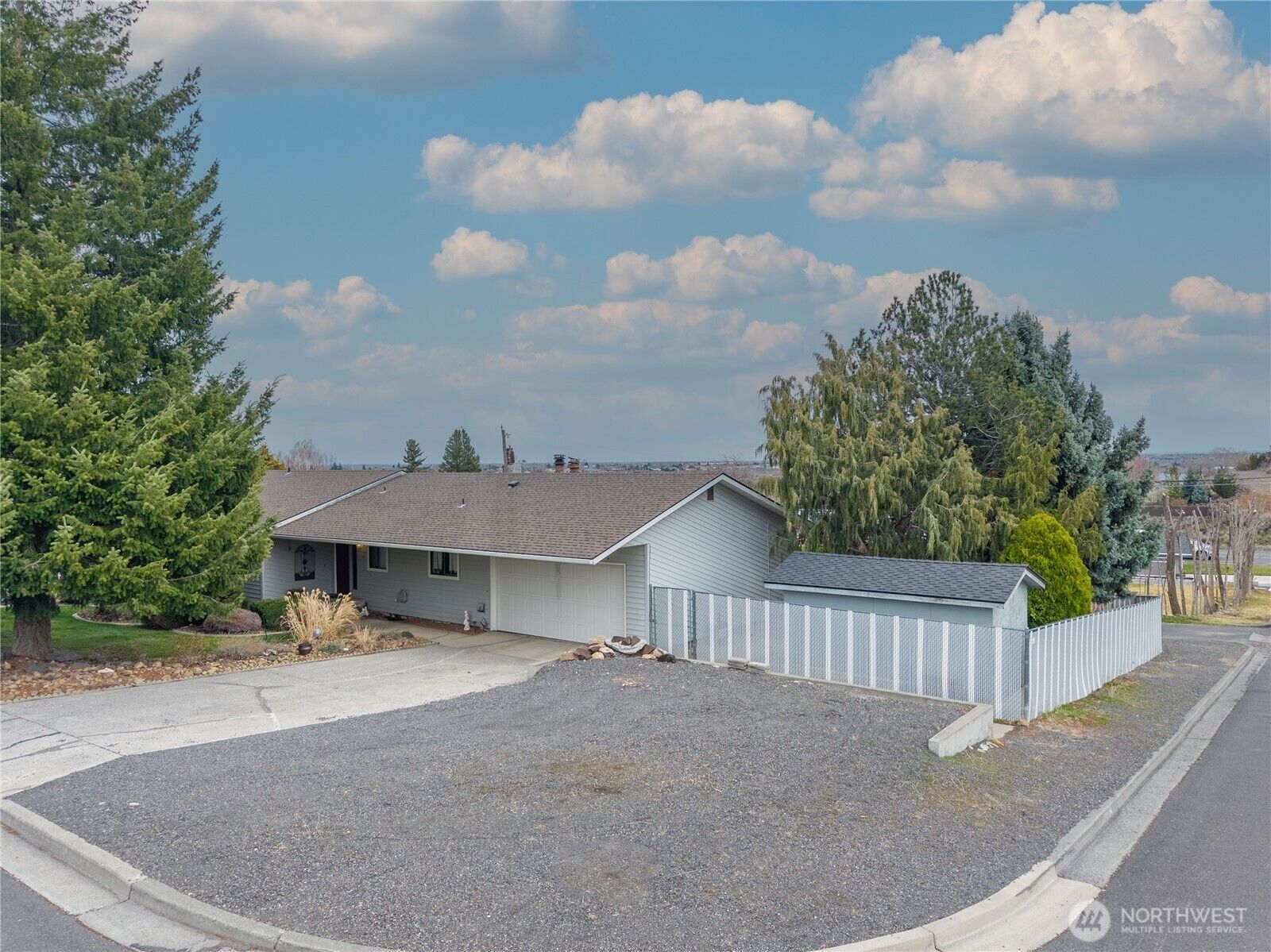 Property Photo:  914  Roosevelt Boulevard  WA 98823 