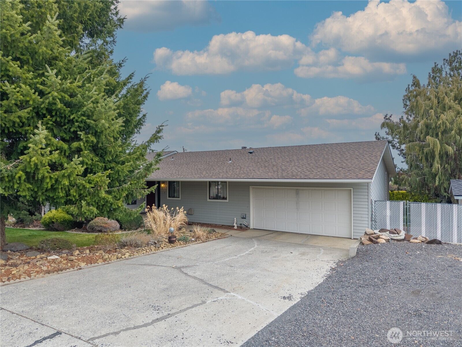 Property Photo:  914  Roosevelt Boulevard  WA 98823 