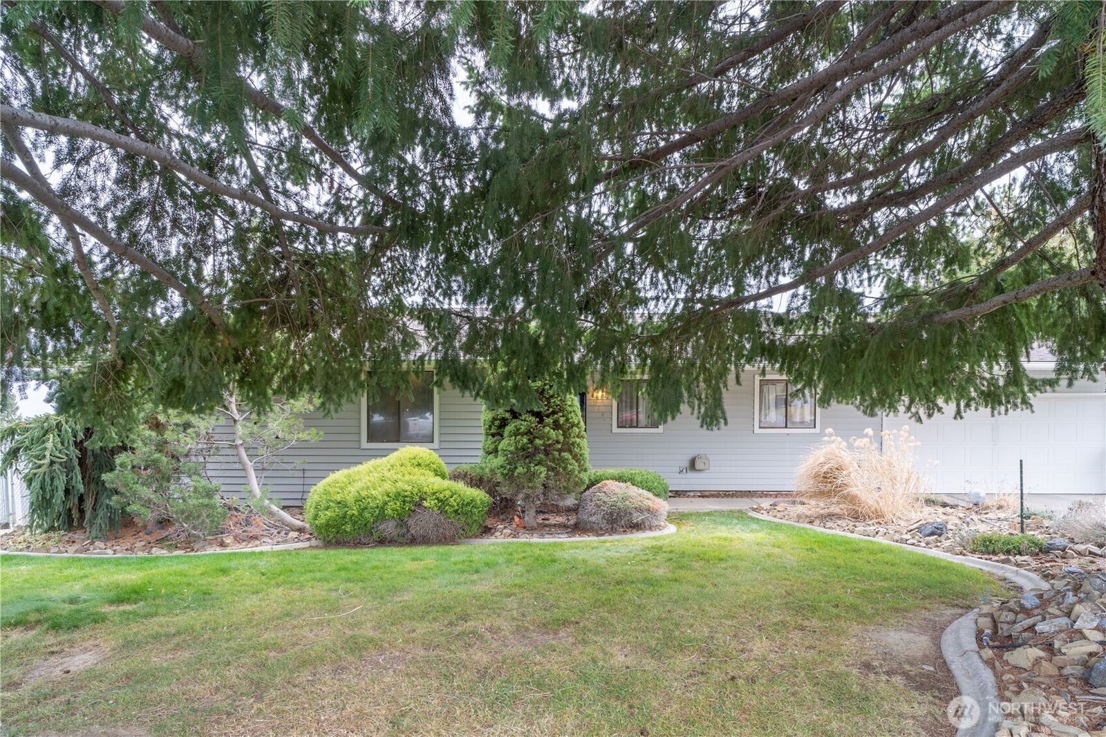 Property Photo:  914  Roosevelt Boulevard  WA 98823 