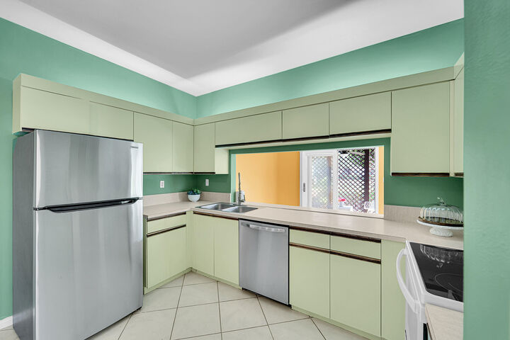 Property Photo:  100 E Hemingway Circle  FL 33063 