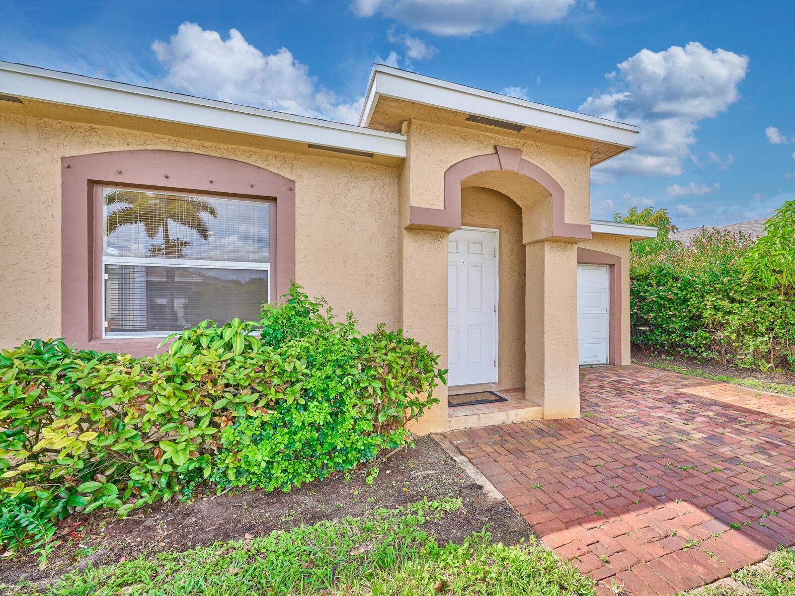 Property Photo: 556 E Ridge Cir Circle N FL 33435