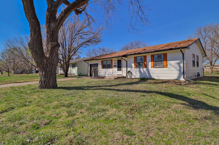 Property Photo: 2318 W Heuett St KS 67217