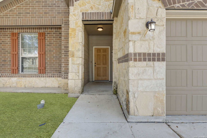 Property Photo: 322 Walnut Crest TX 78154