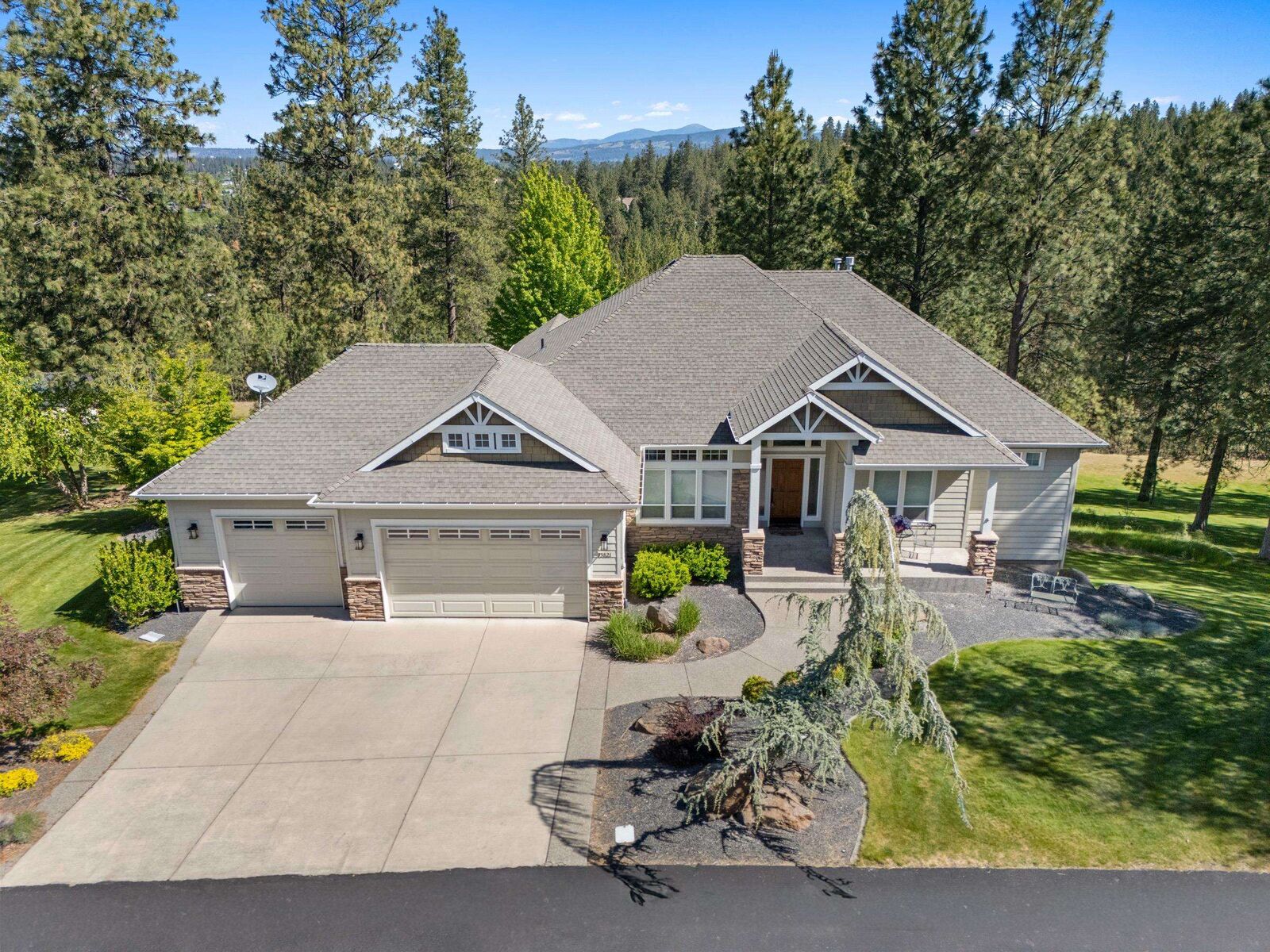 Property Photo: 13821 E Bellessa Ln WA 99206