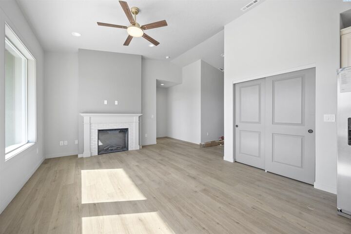 Property Photo: 606 Eureka Ave WA 99301