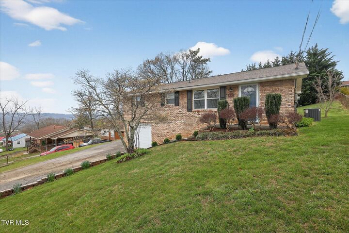 Property Photo: 417 Kingsley Avenue TN 37660