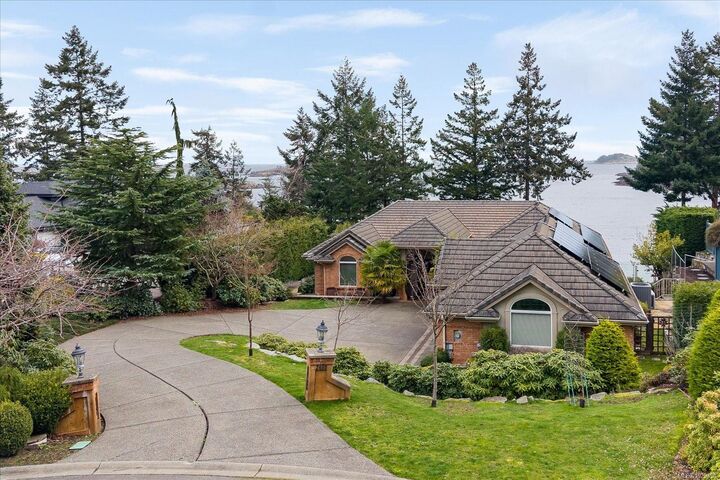 Property Photo: 2450 Ainsley Pl BC V9P 9G9