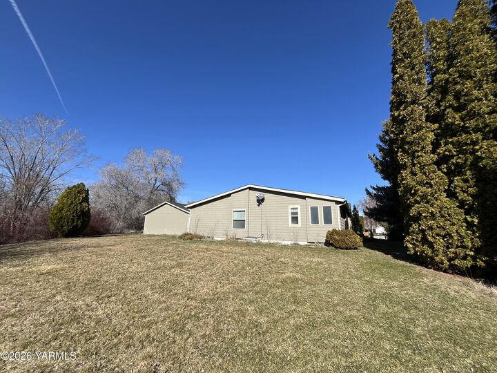 Property Photo:  332 Parish Rd  WA 98942 