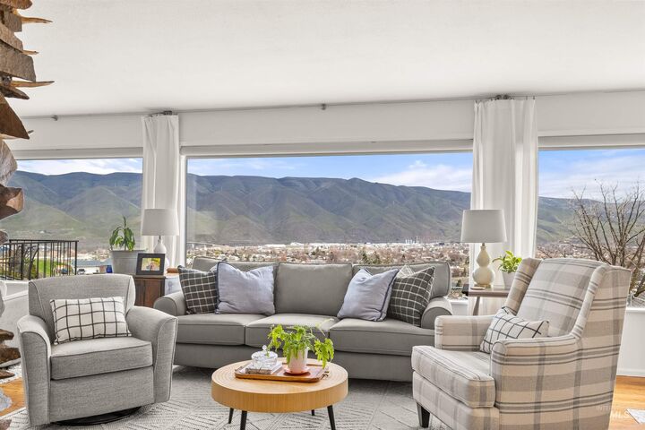 Property Photo: 1744 Valleyview Drive WA 99403