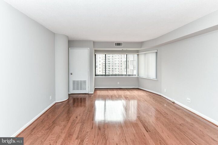 Property Photo:  900 N Stafford Street 1612  VA 22203 