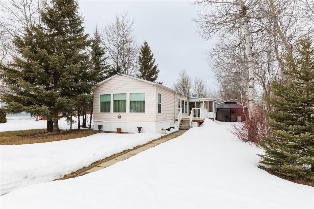 Property Photo: 60 Village Drive MB R5H 1H6