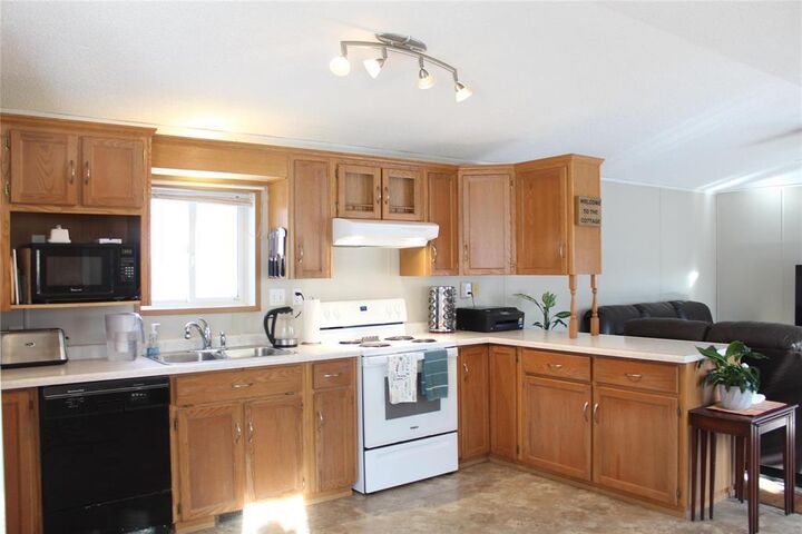 Property Photo:  20 Sunset Drive  MB R5H 1H5 
