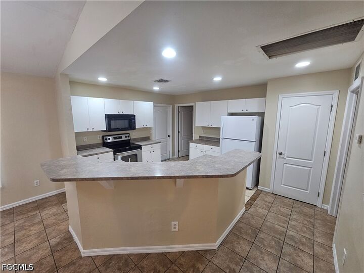 Property Photo:  744 Burns Avenue S  FL 33974 