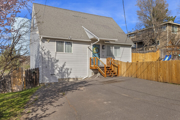 Property Photo:  2030 Sargent Avenue  OR 97601 
