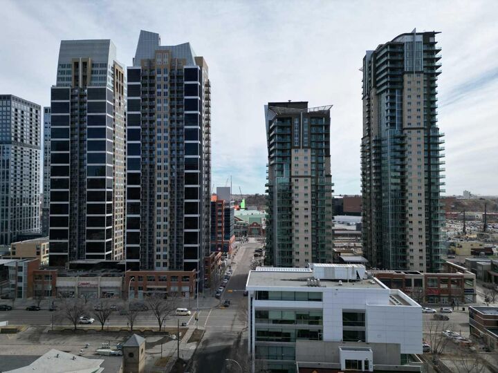 Property Photo:  111 14 Avenue SE 404  AB T2G 4Z8 