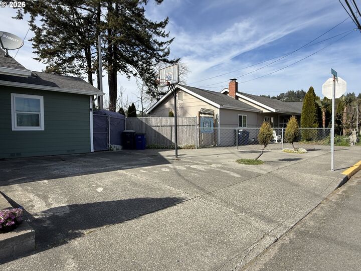 Property Photo: 515 Pacific Ave OR 97415