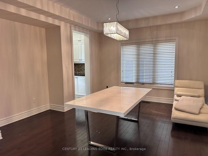 Photo de la propriété: 83 Golden Forest Road ON L6A 0S8