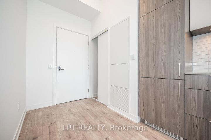 Property Photo: 220 Missinnihe Way 517 ON L5H 0A7