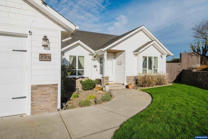 Property Photo:  523 NW Harold St  OR 97385 