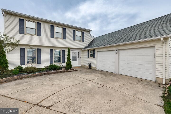 Property Photo:  45 Stratford Lane  NJ 08054 