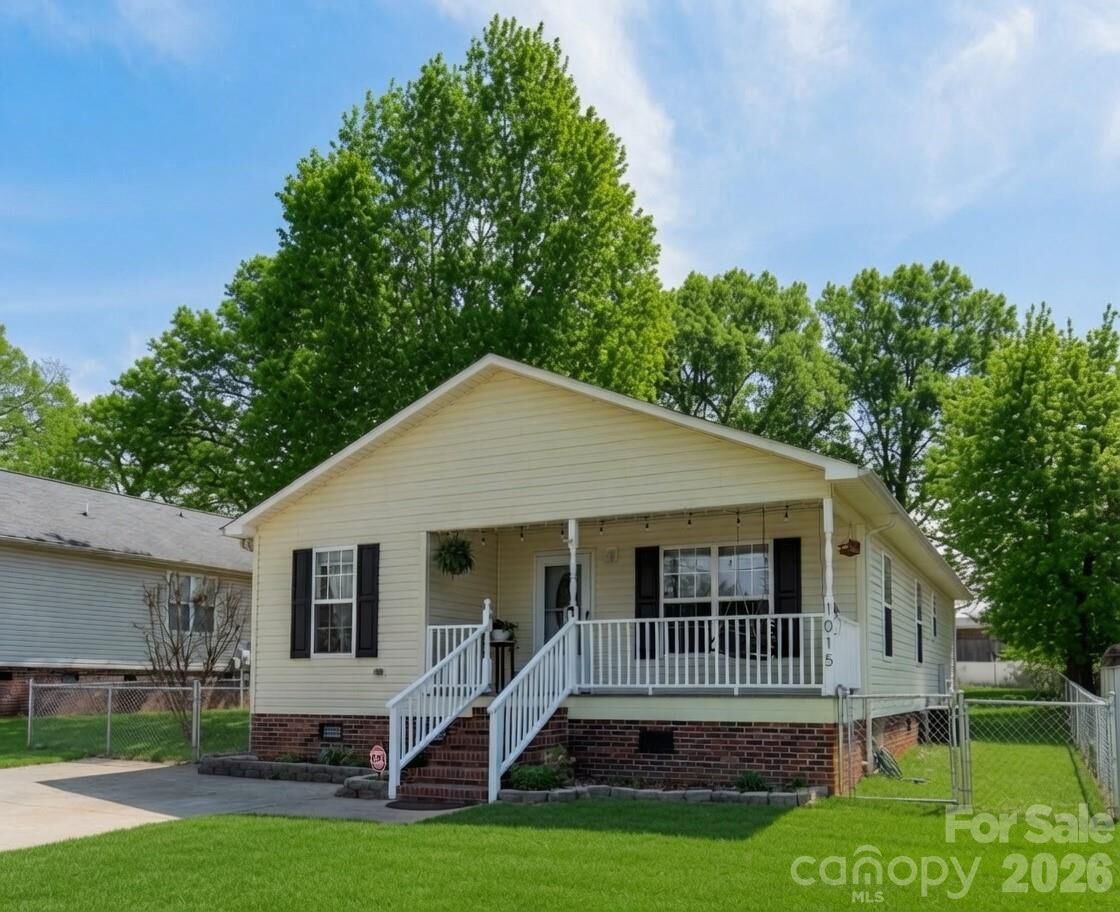 Property Photo:  1015 S Walnut Street  NC 28081 