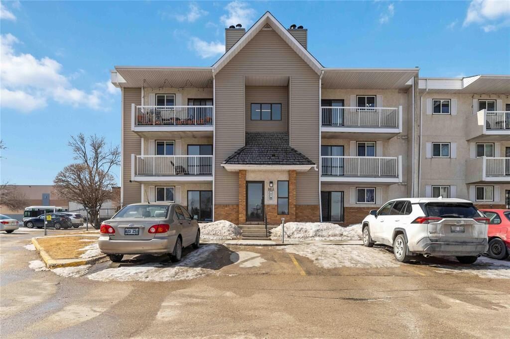 Property Photo:  90 Plaza Drive  MB R3T 5K8 