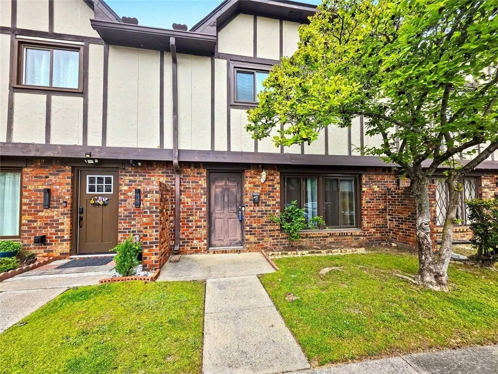 Property Photo: 1831 Ashborough Court B GA 30067