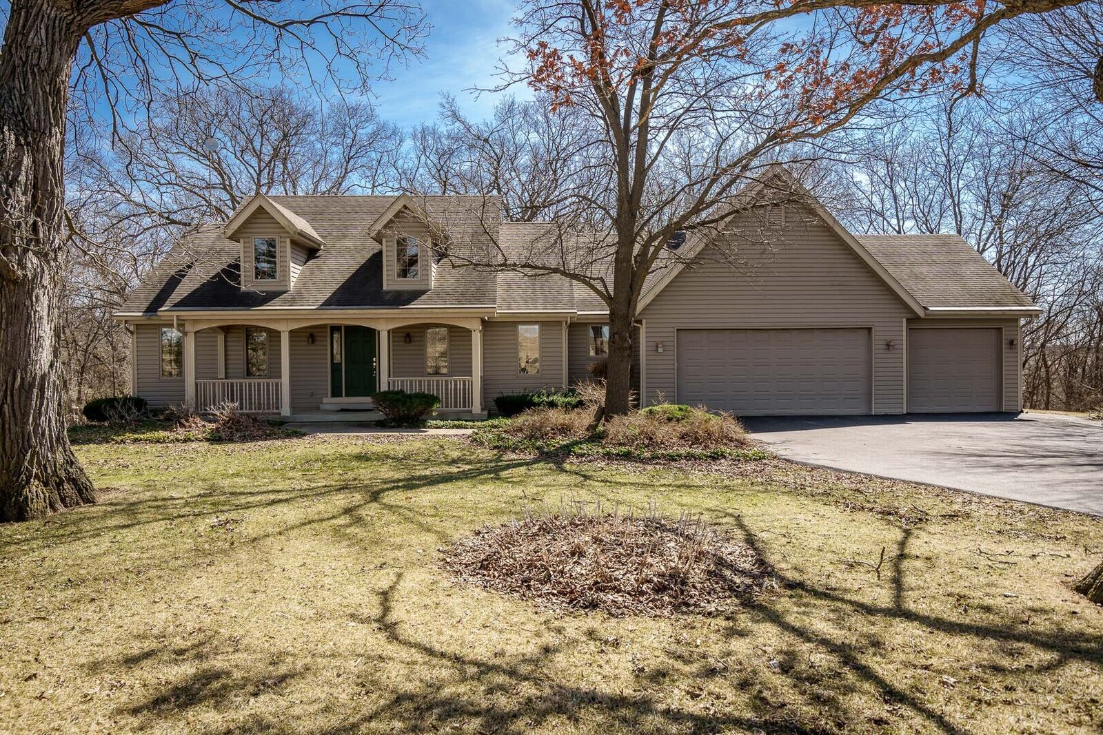 Property Photo:  261 W Red Tail Lane  IL 61061 