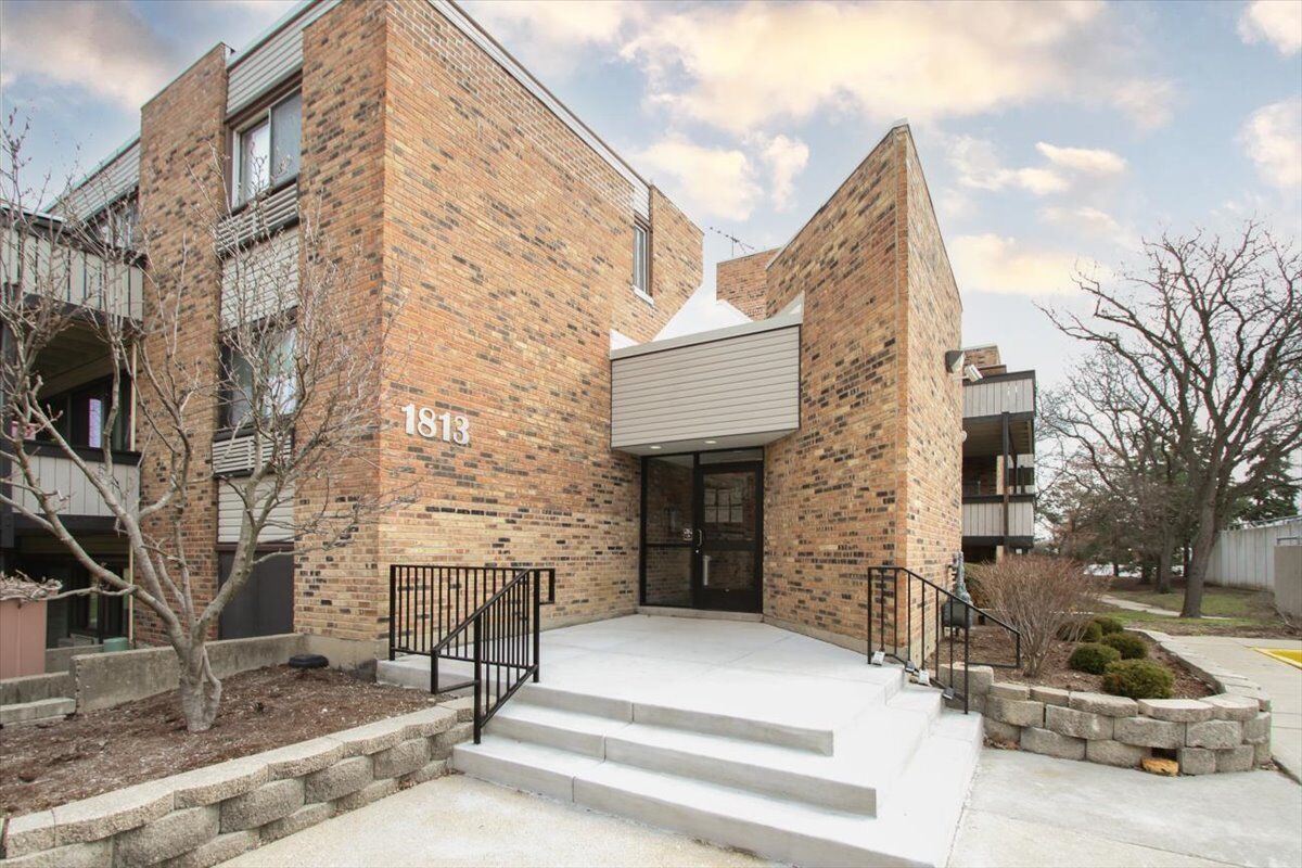 Property Photo:  1813 Hemlock Place 109  IL 60173 