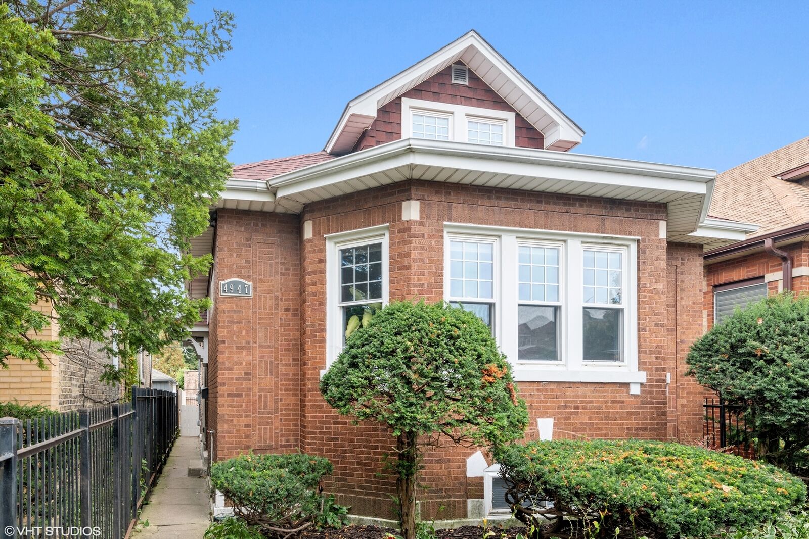 Property Photo:  4947 W Parker Avenue  IL 60639 