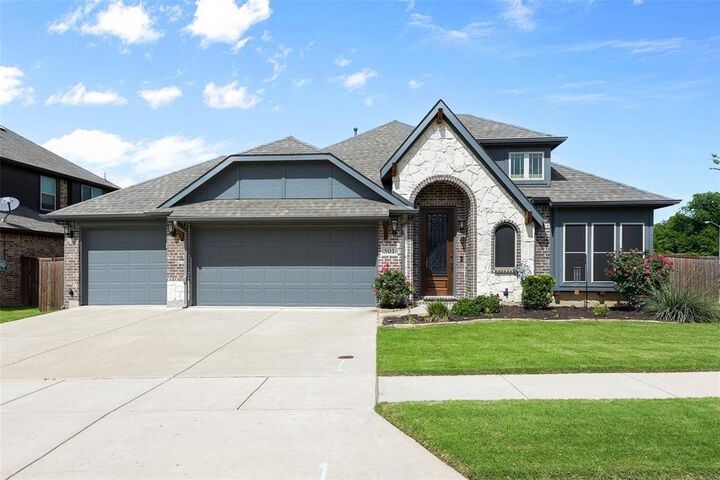 Property Photo:  501 Oakcrest Drive  TX 76247 