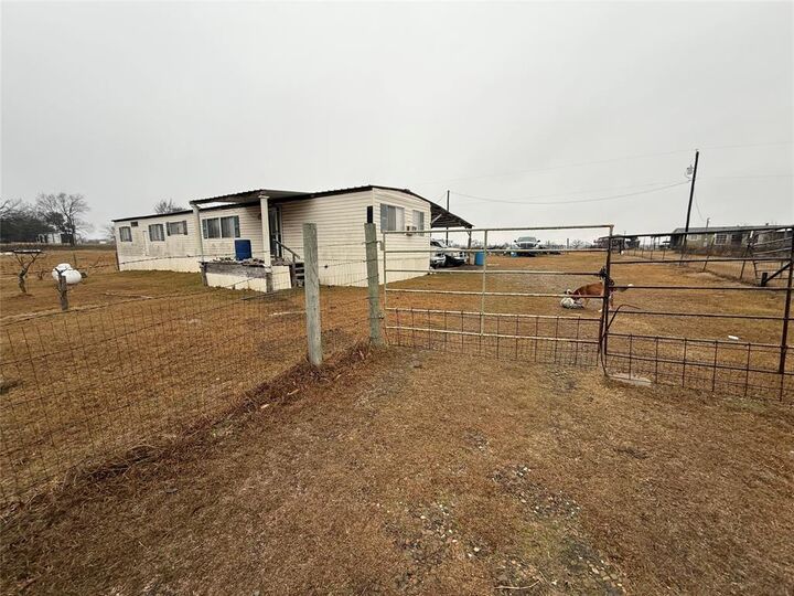 Property Photo:  505 County Road 1442  TX 75497 