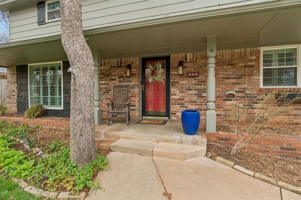 Property Photo:  917 E 11th Street  OK 73034 