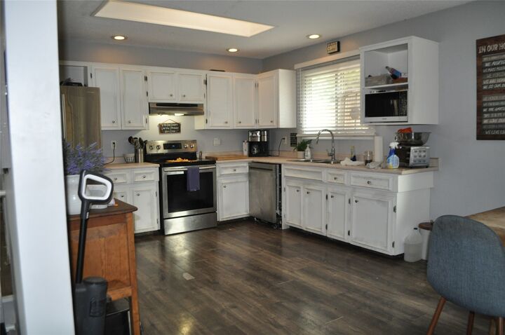 Property Photo:  663 Clifton Avenue  BC V1V 1A7 